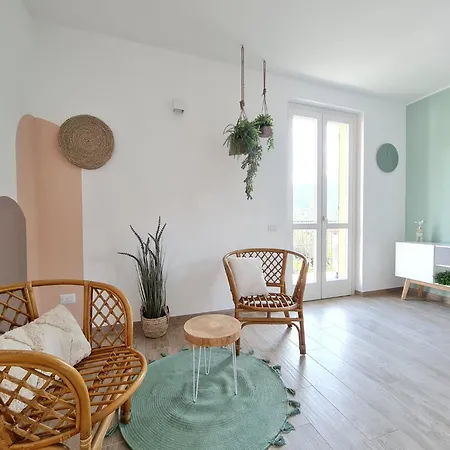 Ama Homes - Balcony Lakeview Apartment *