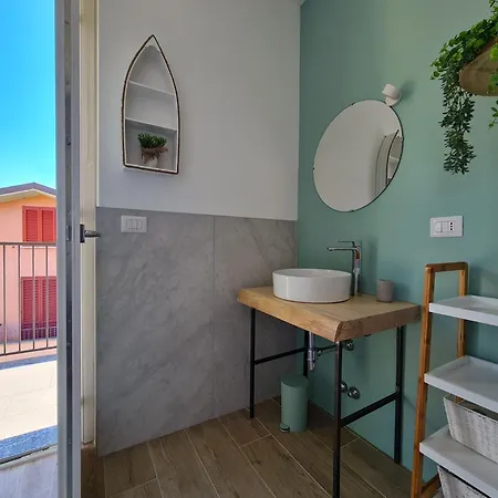 Ama Homes - Balcony Lakeview Apartment *